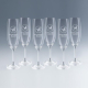 Lot de six flûtes à champagne en verre, alignées de face, marquage visible sur chaque flûte.