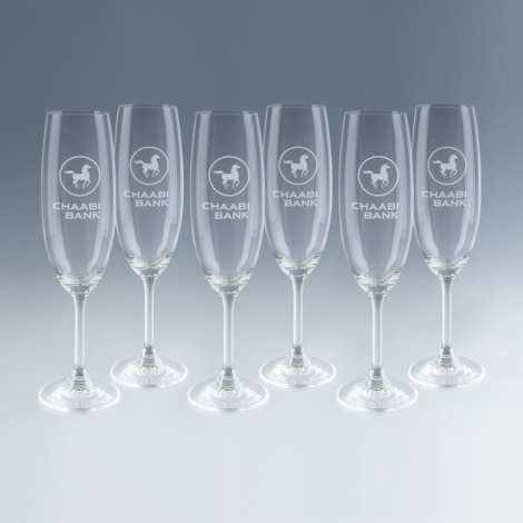 Lot de six flûtes à champagne en verre, alignées de face, marquage visible sur chaque flûte.