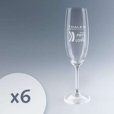 Flûte à champagne en verre présentée seule, marquage visible sur la face avant.