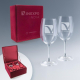 Coffret rigide en velours avec deux verres à vin, intérieur satiné, marquage visible sur chaque verre