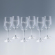 Lot de six verres à vin en verre, alignés de face, marquage visible sur chaque verre.