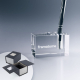 Porte-stylo en verre rectangulaire avec emplacement cylindrique, en coffret rigide, marquage visible sur la face avant.