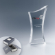 Trophée en verre incurvé élancé en coffret rigide, marquage couleur en face avant.
