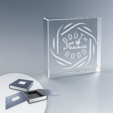 Trophée carré en verre en coffret rigide, marquage gravé en face avant.