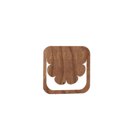 Accroche-page en bois foncé, format carré ajouré en forme de nuage, posé sur ouvrage.