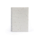 Carnet A6 en papier blanc à inclusions, reliure spirale sur le côté gauche, sans personnalisation visible.