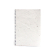 Carnet A5 en papier blanc à inclusions, reliure spirale sur le côté gauche, sans personnalisation visible.