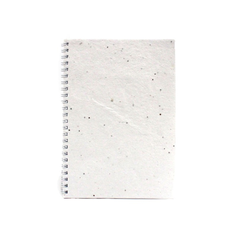Carnet A5 en papier blanc à inclusions, reliure spirale sur le côté gauche, sans personnalisation visible.