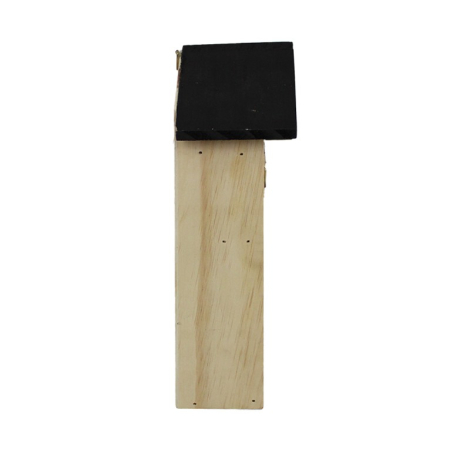 Hôtel à insectes en bois clair avec toit noir, vu de profil, sans personnalisation visible.