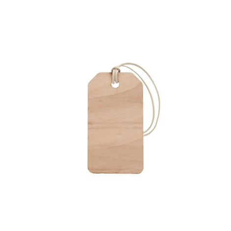 Étiquette rectangulaire en bois clair avec angles biseautés et cordon clair, sans personnalisation visible.