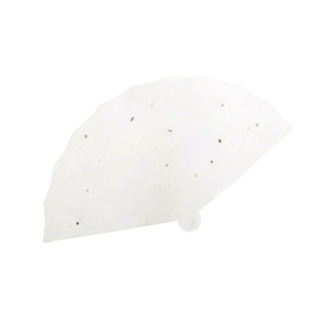 Éventail en papier blanc à inclusions, de forme semi-circulaire avec pli central, sans personnalisation visible.