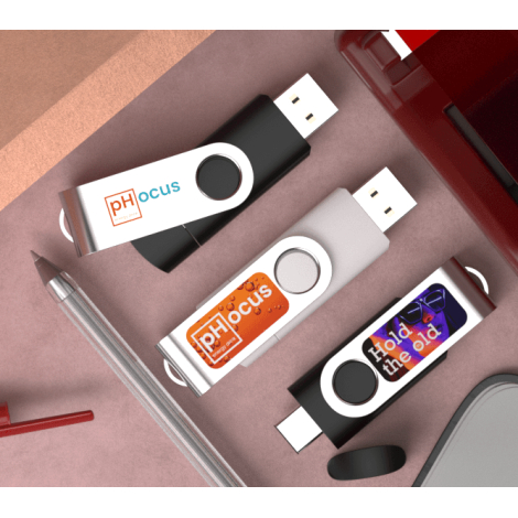 Trois clés USB Twister OTG noires et blanches alignées avec capot métallique et marquages différents.