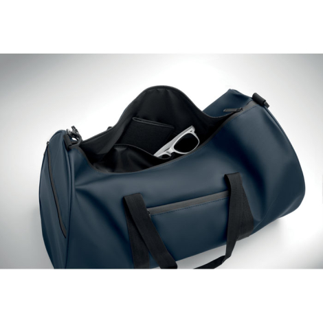Sac de sport bleu marine en polyester recyclé ouvert avec vue sur la poche intérieure, sans personnalisation.