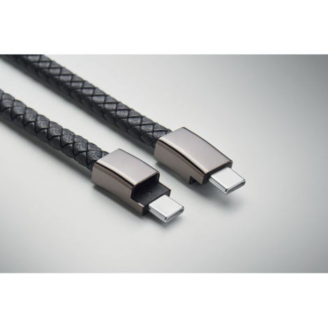 Gros plan sur bracelet tressé montrant les connecteurs USB-C intégrés dans le fermoir, sans marquage.