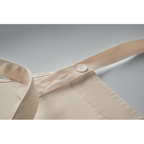 Zoom sur la bride réglable du tablier avec bouton de fixation, sans personnalisation.