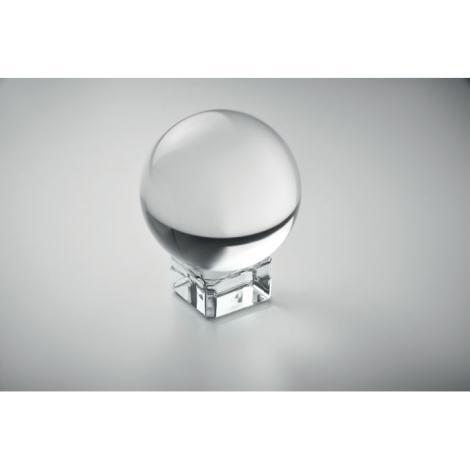 Trophée en verre rond avec sphère transparente et socle carré, photographié en perspective sur fond gris, sans personnalisation.