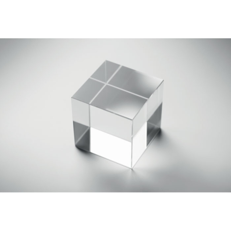 Trophée cube en verre transparent photographié en perspective sur fond gris, sans personnalisation.