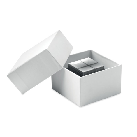 Trophée cube en verre transparent présenté dans une boîte carrée blanche avec intérieur rembourré, sans marquage visible.