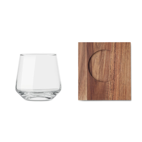Verre à whisky transparent vide présenté à côté d’un dessous-de-verre en bois carré vu de dessus, sans marquage visible.