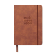 Carnet A5 marron rigide en PU effet patine avec élastique vertical ton sur ton et ruban assorti, marquage visible au centre.