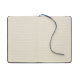 Carnet A5 ouvert avec pages lignées crème et ruban marque-page bleu, sans personnalisation visible.