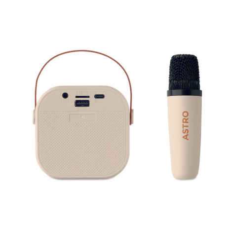 Enceinte cubique beige avec poignée marron et LED multicolores, microphone assorti posé à droite, sans personnalisation visible.