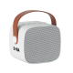 Enceinte blanche de forme cubique, poignée marron et grille grise, marquage visible sur le côté gauche.