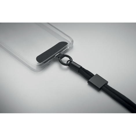 Cordon noir fixé à une coque transparente de smartphone par une attache plastique, sans personnalisation visible.
