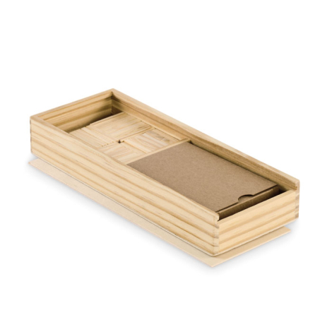 Boîte en bois ouverte avec dominos et paquet de cartes kraft, sans personnalisation visible.