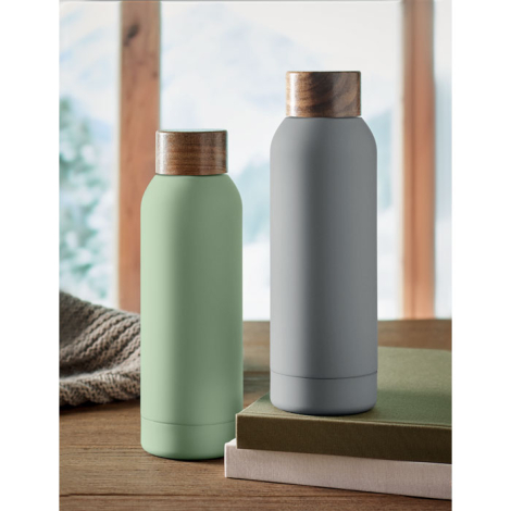 Deux bouteilles, vert clair et grise, posées sur une table en intérieur, sans personnalisation visible.