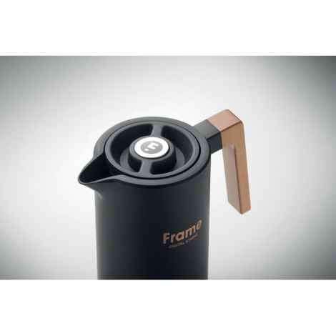 Carafe noire à double paroi avec poignée en bois clair, vue de dessus en légère plongée, marquage visible sur la face avant.
