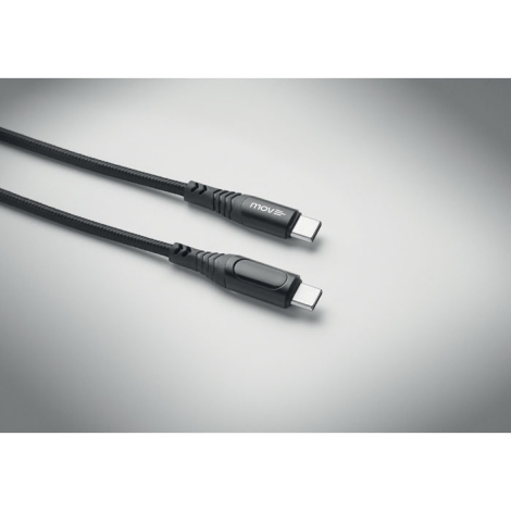 Gros plan sur les deux connecteurs USB-C du câble noir, marquage visible sur l’un des connecteurs.
