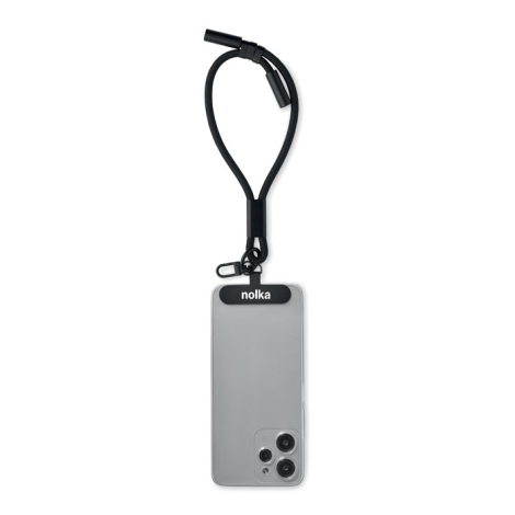 Bracelet de chargement noir accroché à un smartphone gris, marquage visible sur la plaque rectangulaire.