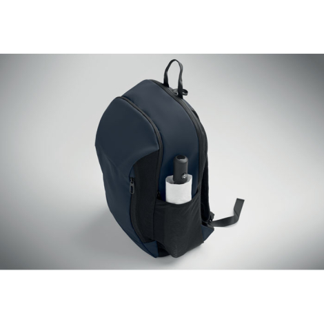 Sac à dos bleu marine avec poche latérale en filet et gourde insérée, présenté de trois quarts, sans personnalisation visible.