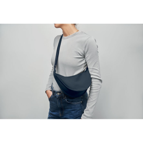 Sacoche portée en cross body, vue de trois-quarts, sans personnalisation visible.