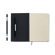 Carnet A5 ouvert avec pages lignées visibles et stylo noir séparé, sans personnalisation visible.