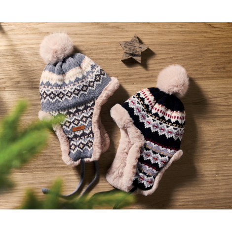 Deux bonnets en maille posés sur surface bois, marquage visible sur le cache-oreille de l’un des modèles.