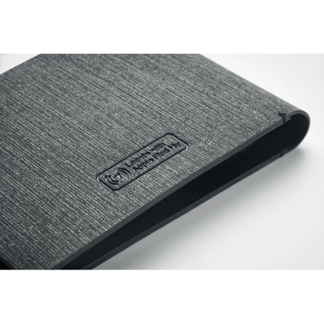 Gros plan portefeuille PU gris montrant texture et marquage embossé sur la face avant.