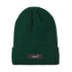 Bonnet tricoté vert avec revers et étiquette cousue sur le devant, marquage visible.