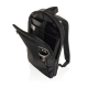 Sac à dos noir ouvert avec ordinateur portable et documents visibles dans le compartiment, poche avant contenant une revue, sans Sac à dos noir ouvert avec ordinateur portable et documents visibles dans le compartiment, poche avant contenant une revue, sans