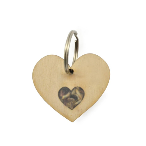 Porte-clé en bois clair en forme de cœur avec anneau métallique et réservoir transparent contenant des graines, marquage visible Porte-clé en bois clair en forme de cœur avec anneau métallique et réservoir transparent contenant des graines, marquage visible