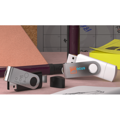 Deux clés USB Twister OTG posées sur bureau, l’une ouverte montrant le connecteur USB, l’autre fermée, marquage visible sur le c Deux clés USB Twister OTG posées sur bureau, l’une ouverte montrant le connecteur USB, l’autre fermée, marquage visible sur le c