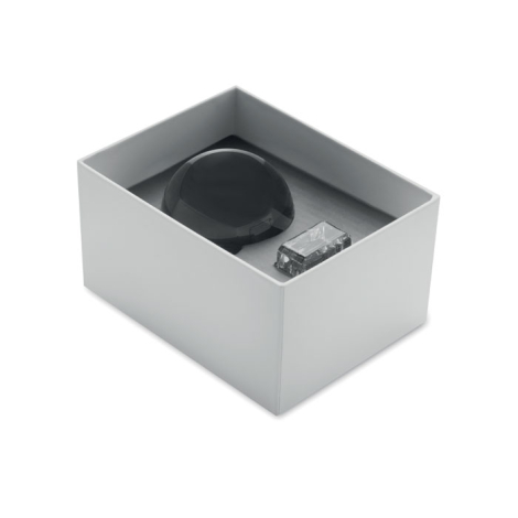 Trophée en verre rond présenté dans une boîte de rangement avec intérieur rembourré, sphère et socle séparés, sans marquage visi Trophée en verre rond présenté dans une boîte de rangement avec intérieur rembourré, sphère et socle séparés, sans marquage visi