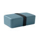 Lunch box rectangulaire bleue avec couvercle assorti et bande élastique noire, présentée de trois quarts, sans personnalisation  Lunch box rectangulaire bleue avec couvercle assorti et bande élastique noire, présentée de trois quarts, sans personnalisation