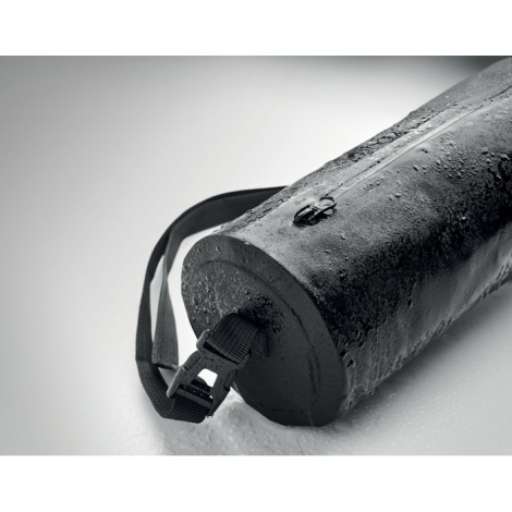 Gros plan sac de sport noir avec surface déperlante couverte de gouttes d’eau et fermeture zippée, sans personnalisation visible Gros plan sac de sport noir avec surface déperlante couverte de gouttes d’eau et fermeture zippée, sans personnalisation visible