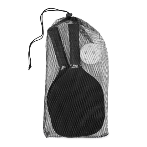Deux raquettes bleues posées à plat avec une balle ajourée et un sac filet noir en arrière-plan.