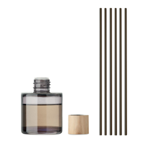Flacon en verre teinté gris avec bouchon bois clair posé à côté, accompagné de six tiges de diffusion noires.
