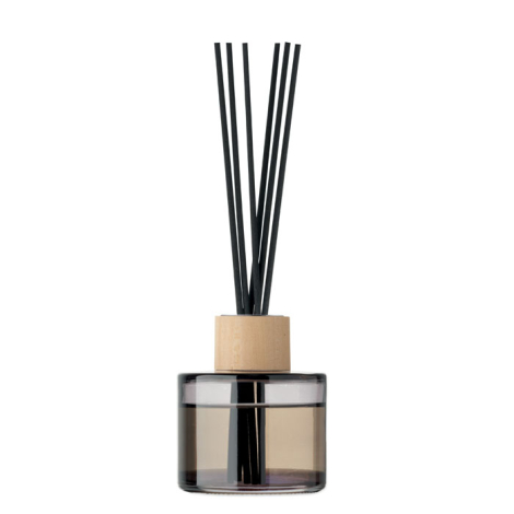 Flacon en verre teinté gris avec liquide parfumé, bouchon bois clair et tiges noires insérées.