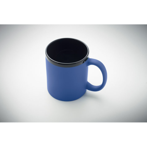 Mug en céramique bleu avec intérieur noir, photographié en plongée.