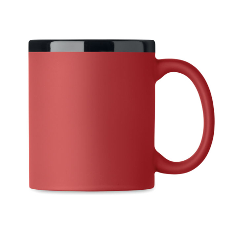 Mug en céramique rouge avec intérieur noir, présenté de profil.